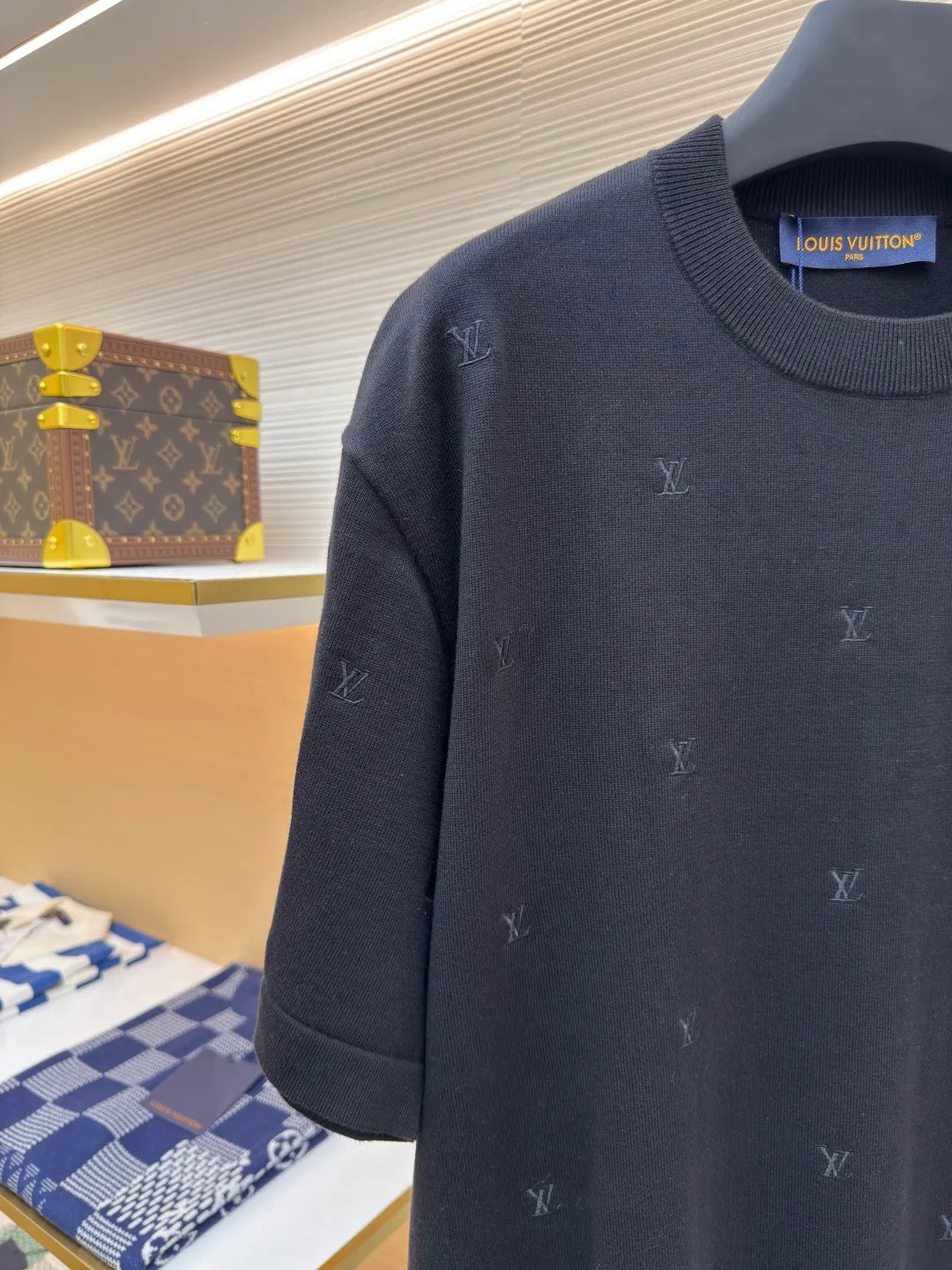 LOUIS VUITTON full-width embroidered knitted short-sleeve ●Authentic product: purchased and developed for 11400 ●Item number: 1680375-A75 ●Fabric: blended yarn fabric ●Technology: full-width embroidery production ●Version: fitted version ●Weight: about 345 grams ●Size: XS-S-M-L ●Description: Made of blended yarn, the composition is 95% cotton, 5% spandex. This fabric uses spun yarn, which is a must-have material for summer knitted short-sleeves. The cotton upper body has a more three-dimensional effect and good ventilation. The polyester material allows the clothes to remain elastic after being worn for a long time. This embroidery uses full-width computer-positioned embroidery. The 10 rows of embroidery on the front and back are consistent with the original version. The entire garment is embroidered with about 80 stitches and about 12,000 stitches. The embroidery is aligned diagonally up and down across the entire width. This crew-neck shirt is designed with sleek lines and full-scale embroidery depicting the LV Blason pattern. It can be easily integrated into casual or formal looks, making it a classic choice during the changing seasons. The overall color is consistent with no color difference. It can be matched with the same style to create a fashionable look, and can be used in various occasions. Customized accessories, complete with three standards, the same style for men and women!